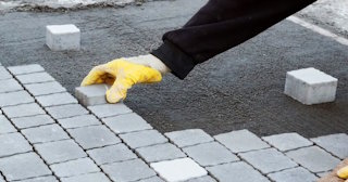 Монтаж тротуарной плитки на даче в Луховицах в октябре