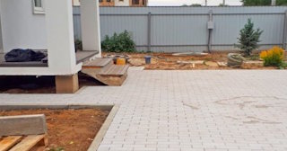 Укладка тротуарной плитки во дворе в Луховицах в октябре
