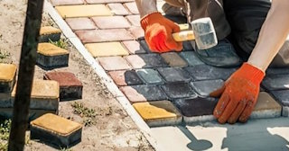 Укладка брусчатки «старый город» три цвета в Луховицах в октябре