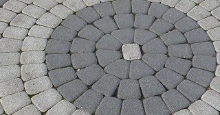 Профессиональная укладка клинкерной брусчатки в Луховицах в октябре